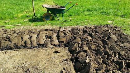 Spitten is de klassieke manier om de moestuin zaai- of plantklaar te krijgen.