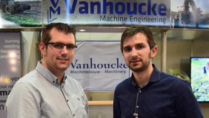 De broers Steven en Maarten Vanhoucke poseren tevreden met de award.
