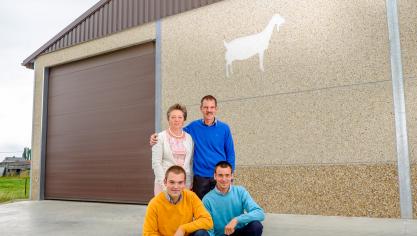 De familie Bohez-Decruyenaere voor de nieuwe stal.