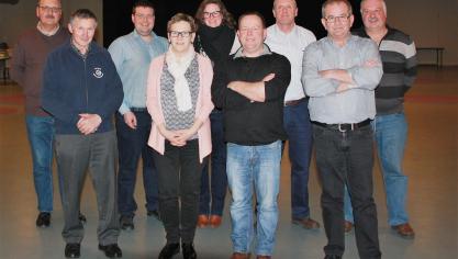 Eerste rij (v.l.n.r.): Daniël Rodts (voorzitter), Karline Notteboom (secretaris), Dirk Moerman (bestuurslid/keuringen) en Paul Matthijs(bestuurslid).
Tweede rij (vlnr) Geert Snoeck (penningmeester), Koen Van Laethem (jeugdgroep/ruiters), Yentel Delvaeye (jeugdgroep/ruiters), René Delvaeye (ondervoorzitter) en Jean Pierre Kielemoes (bestuurslid). Ontbreken op de foto: Jochen Delvaeye (bestuurslid), Bram Kielemoes (jeugdgroep /ruiters) en Charlotte Brossé (bestuurslid).