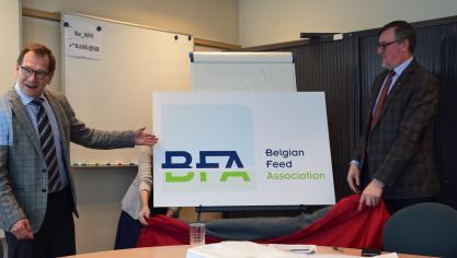 Frank  Decadt  en Yvan Dejaegher onthulden het nieuwe logo.