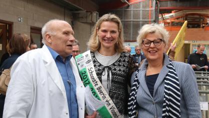 V.l.n.r.: Organiserend erevoorzitter van Varkensstamboek Oost-Vlaanderen Karel Verstraeten, schoonste boerin van Vlaanderen Mieke Verniest en directrice van de Broederscholen Ingrid Van der Heyden.