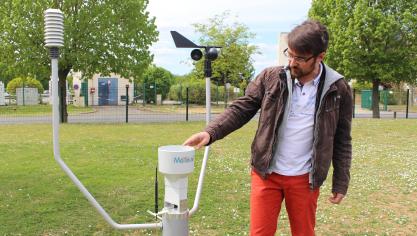 Guilhem Fabre legt de voordelen van de onderling verbonden weerstations Météus uit.