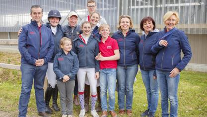 Michael Whitaker samen met het bestuur van jumping Waregem.