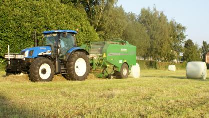 Dring er bij de loonwerker op aan om enkele toeren meer plastiek te wikkelen. De meerprijs weegt niet op tegen de dumping van slechte voordroog