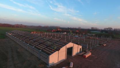Begin november werd gestart met de grondwerken, eind maart gingen de eerste kippen erin.