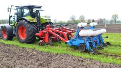 Bodembewerking en maïs zaaien in één werkgang met de Polploeg.