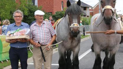 Burgemeester Jos Stassen van Kruibeke overhandigt de prijs in natura aan Remi Verhulst uit Sint-Pauwels voor zijn overwinning bij de loten van twee trekpaarden.