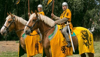 Veerle Neyrynck en Patrick Trio uit Torhout, beiden jurylid van het Vlaams Paard, in de Godelieve  processie in Gistel.