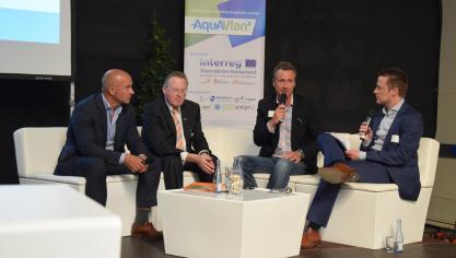 V.l.n.r. aan het woord: Jaap Broodman, directeur van de afdeling visserij en aquacultuur te Zeeland (NL), Alexander Vercaemer en Bart Naeyaert, beide gedeputeerden van respectievelijk Oost- en West-Vlaanderen.