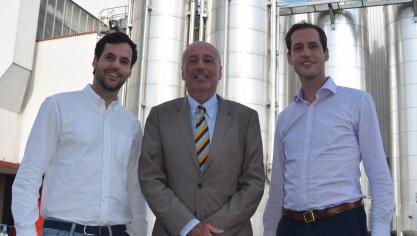 Patrick Vanden Avenne, geflankeerd door zonen Maurits (l.) en Thomas (r.) voor de  fermentatietanks voor het droogvoer.  De technische cijfers die boeren in de varkenshouderij, maar ook in de kippenhouderij neerzetten, daar mogen wij echt fier op zijn , aldus Thomas.