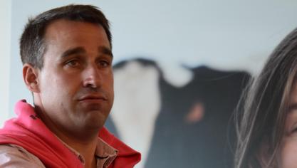 Akkerbouwer Fabrice Flamand haat het wanneer mensen zeggen: “Kijk, hij is weer aan het vervuilen!” wanneer hij met de spuitmachine op het  land werkt.