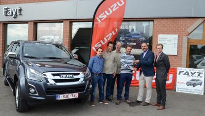 V.l.n.r. Bart Vermeiren (account manager Landbouwleven & Le Sillon Belge), de gebroeders Fayt (concessiehouder Isuzu), Fabien Comblé die de sleutels krijgt uit handen van Michel Van Eekhout (regiomanager Isuzu), en Adriaan Landman, Publicatiedirecteur de Landelijke Uitgeverijen.