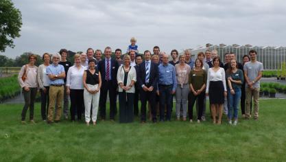 De veredelaars aan het Ilvo werken samen een nieuwe en betere rassen.