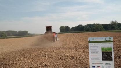 Toediening van houtsnippers in Hoeselt.