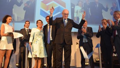 Europees Commissaris voor Landbouw Phil Hogan knipte het Europese lint door. Links op de foto ziet u de echtgenote van Patrick Vanden Avenne,  met daarachter zoon Maurits. Helemaal rechts applaudisseert Dirk Nelen.