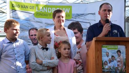 “Toen we in 2003 op jonge leeftijd trouwden wilden we maar één ding: zo snel mogelijk een serre zetten en anjers kweken”, lacht bedrijfsleider Koen De Nijs.