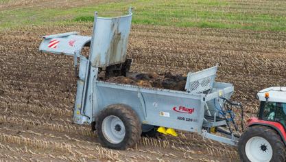 Van Fliegl wordt een stalmeststrooier gedemonstreerd die plaatsspecifiek kan doseren.