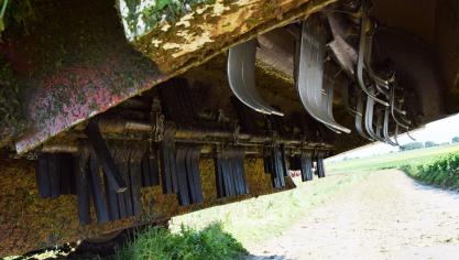 De eerste rotor met stalen klepels dient voor het ontbladeren van de  suikerbieten (bovenaan op foto). De tweede rotor is een poetseras met  rubberen vingers om verder blad te verwijderen.