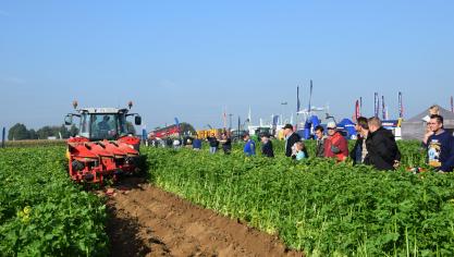 De Werktuigendagen startten op zaterdagvoormiddag direct met een  gesmaakt initiatief, namelijk een demonstratie over het onderwerken  van groenbemesters.