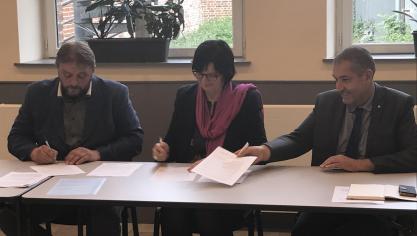 Bij de ondertekening van de intentie tot samenwerking was L’association d’agriculteurs de la communauté de communes Somme Sud-Ouest vertegenwoordigd door zijn voorzitter Christophe d’Halescourt (links) en de REO Veiling door haar voorzitter Rita Demaré (midden) samen met algemeen directeur Paul Demyttenaere (rechts).