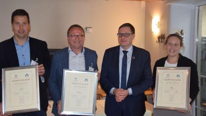 Roel Vaes (links, Boerenbond), Renaat Debergh (BCZ) en Laurence Rycken (rechts, vanuit zuivelkoepel IDF) pronken met de ondertekende zuivelverklaring bij Peter Wollaert, die de nieuwe duurzaamheids-definitie toelichtte.