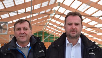 Stichter en zaakvoerder  Ladislav Bednár (links) en zijn zoon zijn geen kantoormensen.  Ze zijn vaak op het veld  terug te vinden.