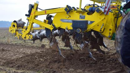 Met carbide steekbeitels die tot wel 65 cm diep doordringen in de grond breekt de ‘Terraland’ de oude ploegzool open.