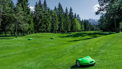 Het Viking iMow TeaM kan 2 tot 10 robotmaaiers tellen en zo instaan om grote oppervlakten te maaien.