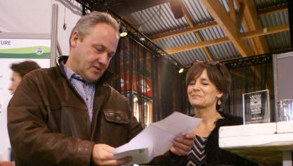 Bart Van Parijs en zijn echtgenote Nele Deweirdt bekijken hun erkenning en trofeeën.