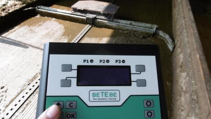 De mestschuif werkt zonder aandrijfstation, hoekwielen of ketting/touw.