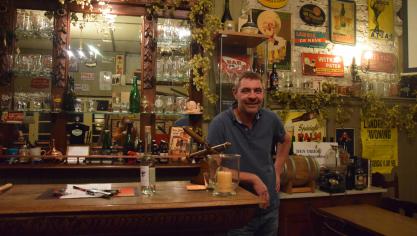 Marc Struyf baat de minibrouwerij Den Triest uit en maakt er ‘bier op maat’.