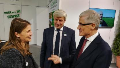 Catalaanse minster schudt onder toeziend oog van Vandamme de hand van Vlaams minister-president Geert Bourgeois.