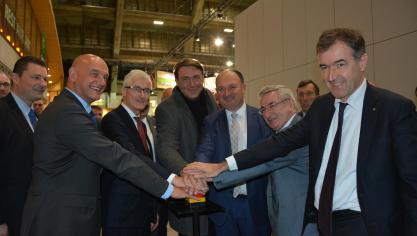 Le coup d’envoi du salon a été donné mardi par (de gauche à droite)
: Johan Colpaert, président de Fedagrim, Geert Bourgeois, le ministre-président flamand, Denis Ducarme, le ministre fédéral de l’agriculture, Willy Borsus, le ministre-président wallon, René Collin, le ministre wallon de l’Agriculture, et Philippe Voisin, CEO de Crelan.