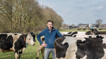 Melkveehouder Jan de Vries poseert voor AH’s weidegangcampagne.