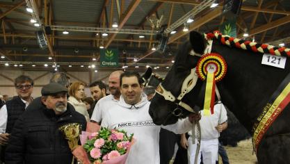Vader en zoon Max (met de beker) en Nico Smeers (met de bloemen) uit Borgloon met hun kampioenmerrie Sibelle van het Rijkelhof.