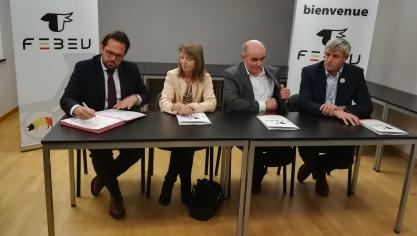 Johan Castelein (Febev), Sonja De Becker (Boerenbond), Joseph Ponthier (FWA) en Hendrik Vandamme (ABS) ondertekenden het akkoord.