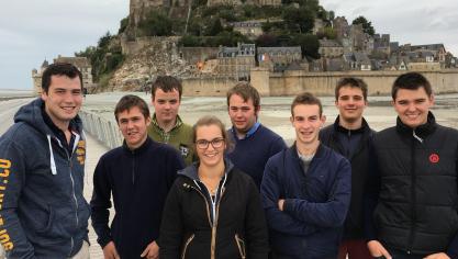 De Young Dairy Farmer Club op weg naar Space, de internationale  veeteeltbeurs in Rennes.