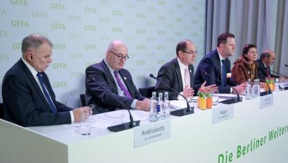 Eurocommissarissen Hogan en Andriukaitis tijdens het debat in Berlijn.