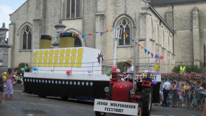 Minister Bellot verduidelijkt dat landbouwers tijdens carnaval wel praalwagens mogen voorttrekken met hun tractor.