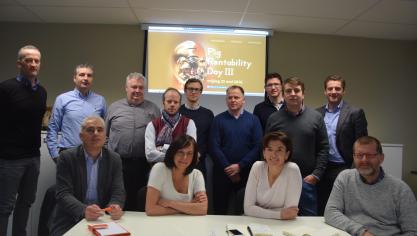 Twaalf bedrijven  organiseren voor  de derde keer de Pig Rentability Day.  We willen dat het super is, en dat boeren  content naar  huis gaan , aldus woordvoerder Trees Loncke (aan de tafel, derde van links).