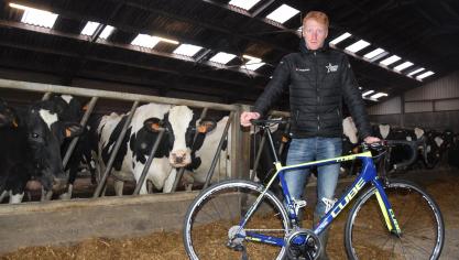 Met de koersfiets in de handen en de werkbotten aan de voeten:  Frederik Backaert kent beide werelden van binnenuit.