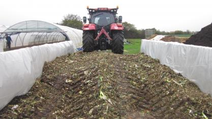Het aandrukken van de net aangelegde fermentatiekuil