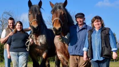 Familie De Paepe uit Oosterzele-Balegem met (v.l.n.r.) Tomas Lievens (vriend) en Karolien De Paepe, Lies van de Vendoorn, Martha de Bonheur, Raphaël De Paepe (papa) en Antoinette Verlinden (mama).