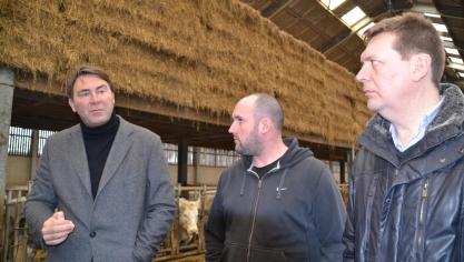 Van links naar rechts, minister Denis Ducarme op het bedrijf van vleesveehouder Philippe Vande Velde, en Benoît Cassart (FNCB).