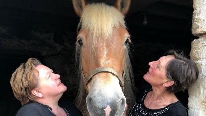 De zussen Cocquyt – links Johanna, rechts Greta – met hun merrie Justine van Sint-Martens.