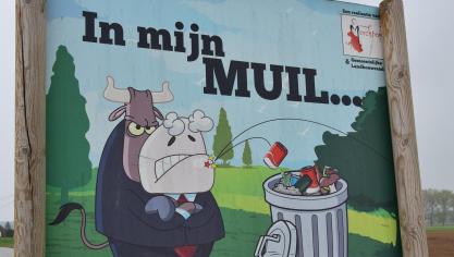Zwerfafval kan koeien ernstig verwonden. Diverse sensibiliseringsacties zijn al opgezet om het weggooien van afval in de publieke ruimte af te raden.