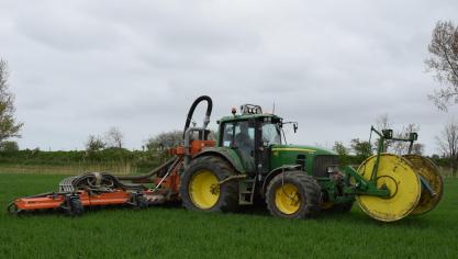 Tijdens sleepslangbemesten komt er merkelijk minder ‘gewicht’ op het veld dan bij klassieke  bemestingsmethoden.