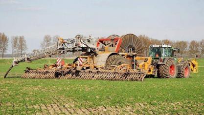 De haspel rolt tijdens het werk permanent de transportslang met mest op en af. Hierdoor moet minder aan de slang getrokken worden en is er geen wielslip.