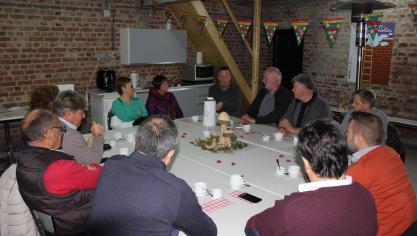 Gesprekstafel bij een boerderijbezoek in België: timemanagement is nodig voor de levenskwaliteit.